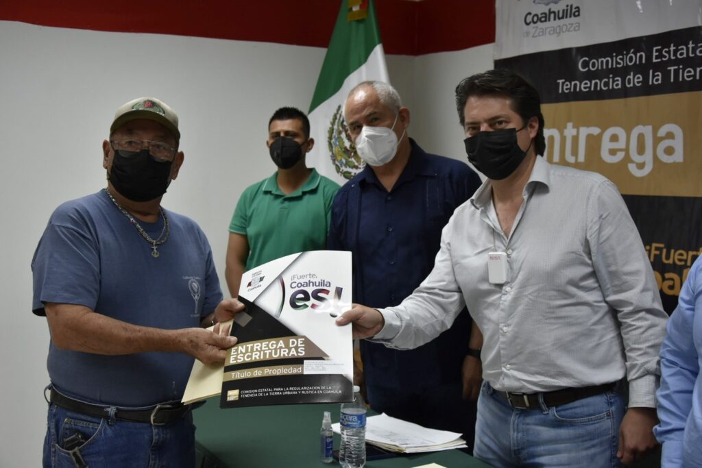 ENTREGA ENRIQUE MARTÍNEZ TITULOS DE PROPIEDAD EN NUEVA ROSITA